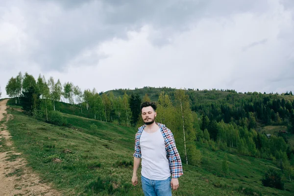 L'uomo rilassato in montagna — Foto Stock