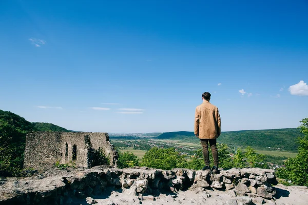 L'uomo rilassato in montagna — Foto Stock