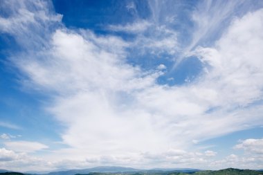 dağlarda mavi gökyüzünde bulutlar