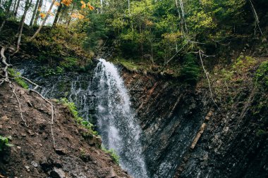 dağlarda güzel şelale