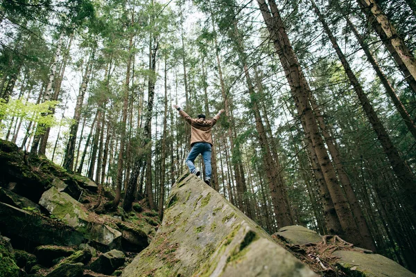 Hombre barbudo en las montañas —  Fotos de Stock