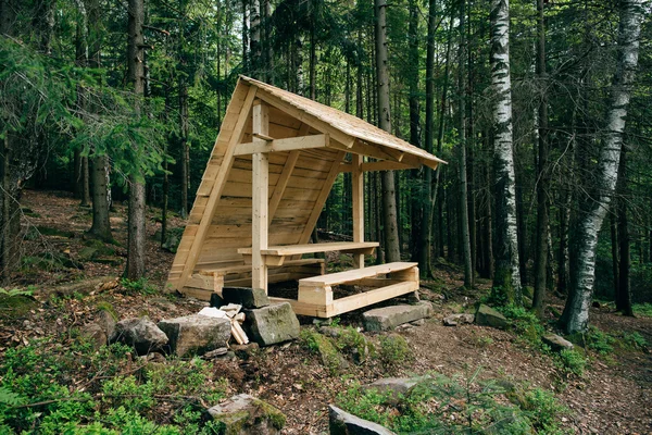 Un pergolato di legno nella foresta — Foto Stock