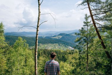 Dağın tepesindeki adam