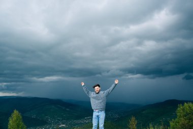 Dağlarda sakallı adam