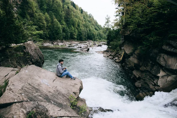 Hombre solitario cerca del río de montaña —  Fotos de Stock