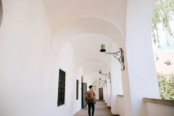 Bearded man hipster tourist — Stock Photo, Image