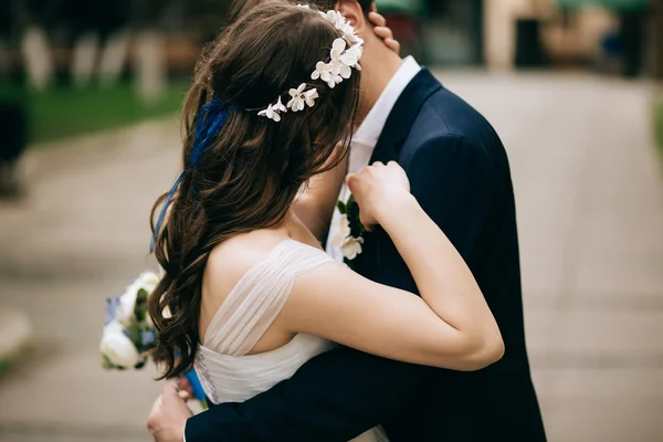 Noiva e noivo abraçando e beijando — Fotografia de Stock