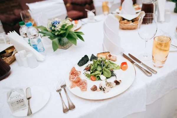 Hochzeitsessen auf Tischen — Stockfoto