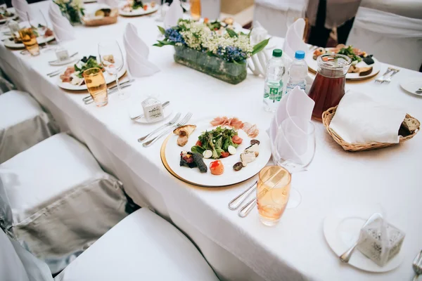 Comida de casamento em mesas — Fotografia de Stock