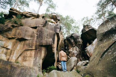 ormanda yalnız adam