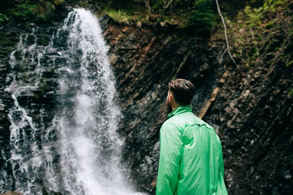 Hombre solitario cerca del río de montaña —  Fotos de Stock