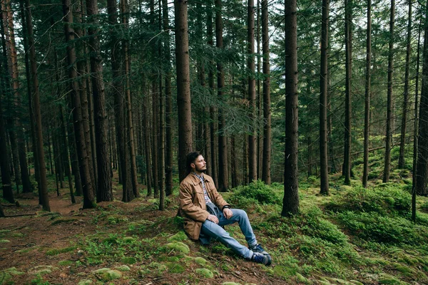 Homem na floresta de montanha nebulosa — Fotografia de Stock