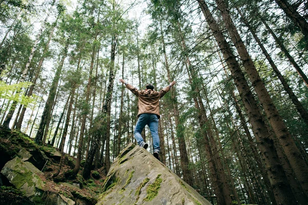 Hombre barbudo en las montañas —  Fotos de Stock