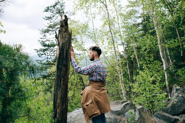 Man in Misty mountain forest — Stock Photo, Image