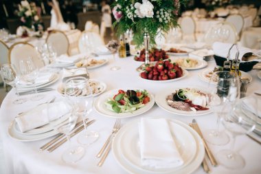 Yemekli restoran masası.