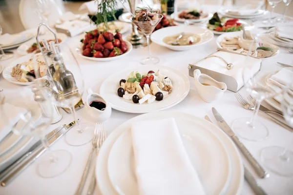 Restaurant tafel met eten — Stockfoto