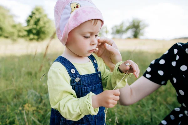 Bébé et mère à l'extérieur — Photo