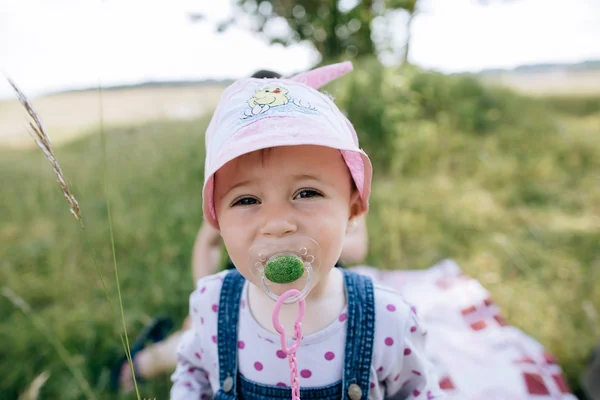 Bébé fille drôle — Photo