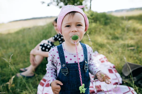 Bébé et mère à l'extérieur — Photo