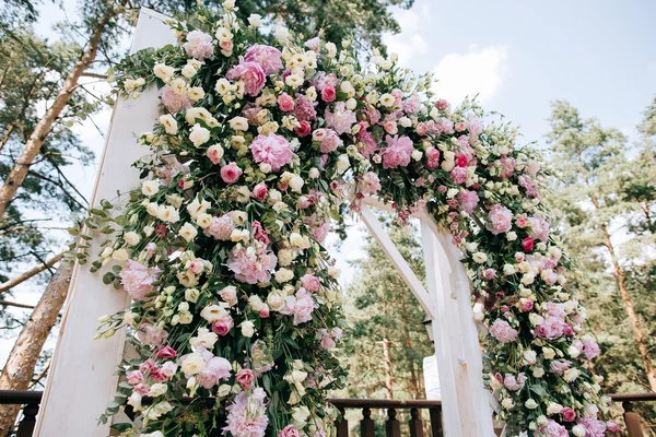 Bröllop arch med blommor — Stockfoto