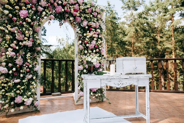 Hochzeitsbogen mit Blumen — Stockfoto