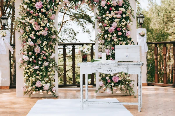 Bröllop arch med blommor — Stockfoto