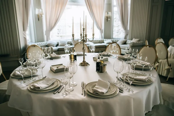 Restaurante elegante do arranjo da tabela branca da recepção do casamento, castiçal na tabela — Fotografia de Stock