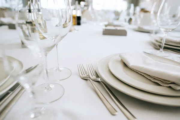 Table servie au restaurant avec des plats et des verres — Photo