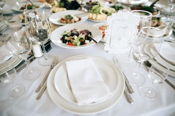 Servicio de mesa de catering con comida y bebida en el restaurante antes de la fiesta de boda —  Fotos de Stock