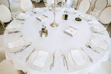 Şık düğün beyaz masa aranjmanı