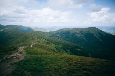Dağ manzarası. Bulutlar. Seyahat.