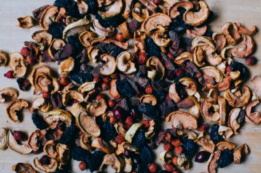 Kurutulmuş meyve. Erik, elma.