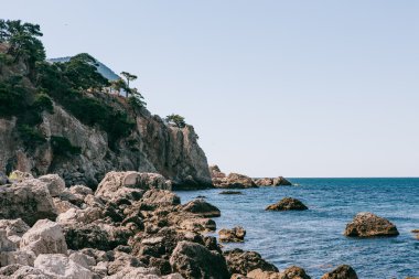 kayalık deniz kıyısı