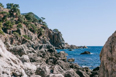 Karadeniz kıyıları kayalık