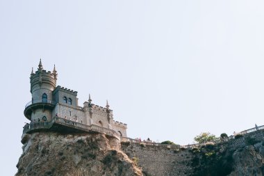 bir kaya üzerinde kale