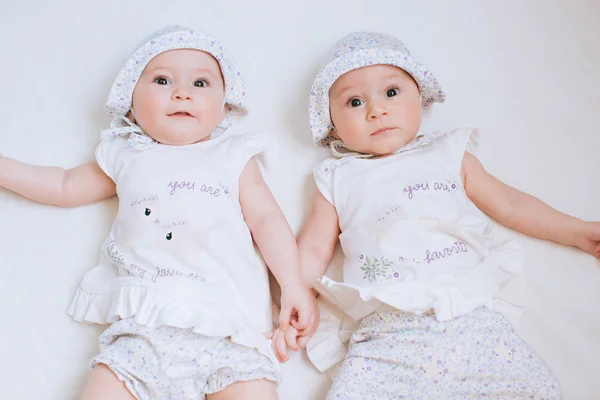 Gêmeos engraçados irmãs bebês — Fotografia de Stock