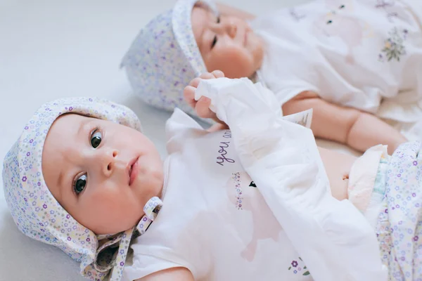 Divertidos gemelos hermanas bebés —  Fotos de Stock