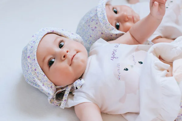 Funny twins sisters babies — Stock Photo, Image