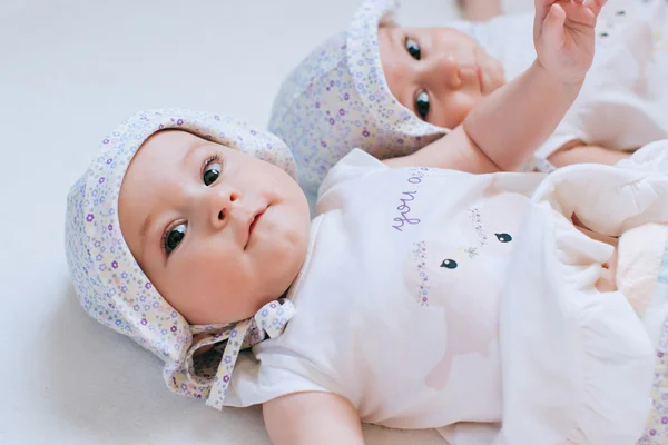 Divertidos gemelos hermanas bebés — Foto de Stock