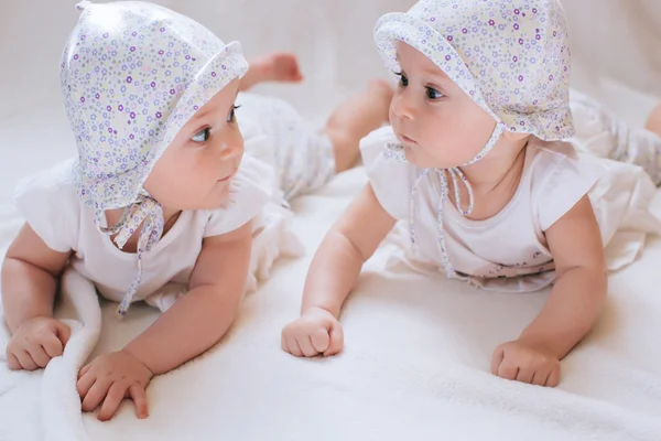 Divertidos gemelos hermanas bebés —  Fotos de Stock