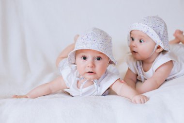 Komik ikiz kız bebek