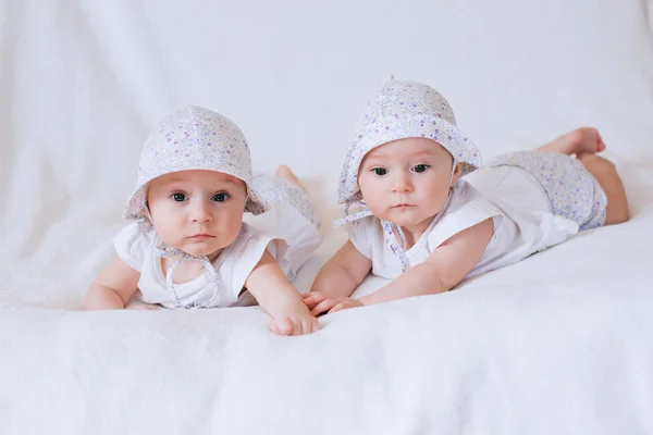 Divertidos gemelos hermanas bebés —  Fotos de Stock