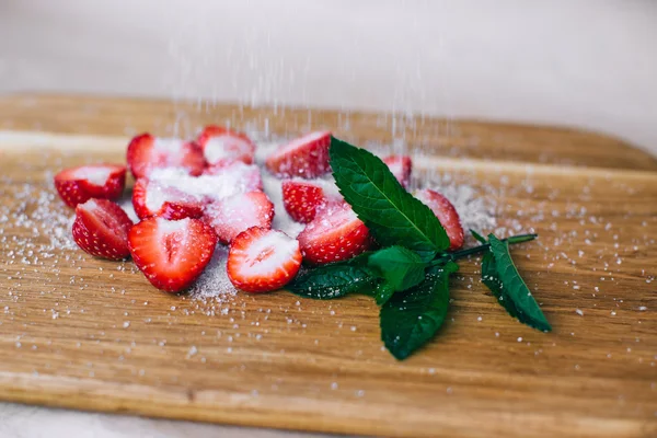 Приготування десерту садові ягоди — стокове фото