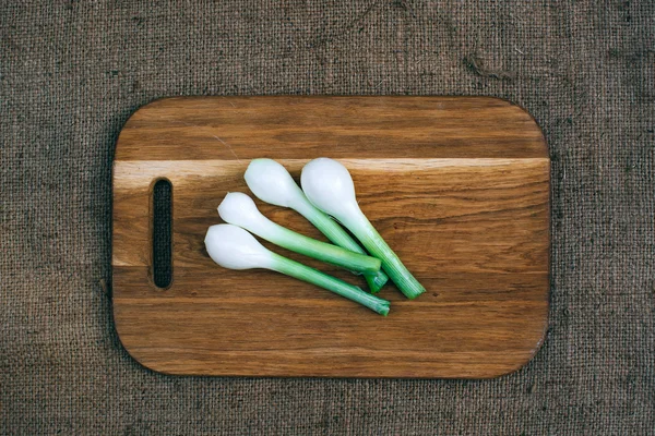 Kesme tahtası üzerinde yeşil soğan — Stok fotoğraf