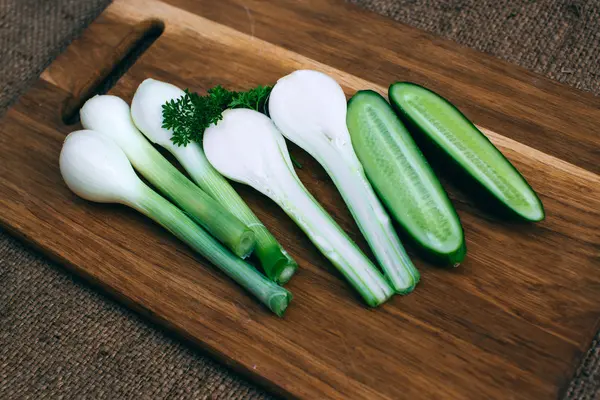 Зелена цибуля і огірок — стокове фото
