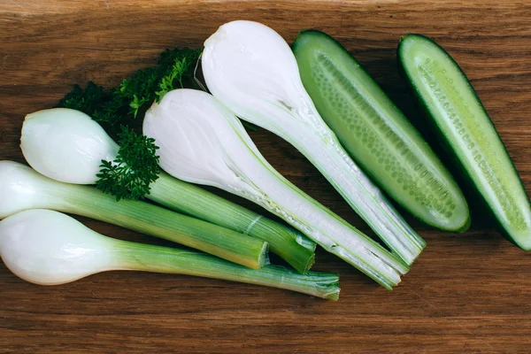 Зелена цибуля і огірок — стокове фото