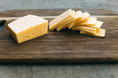 ahşap tahta üzerinde peynir