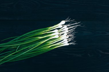 siyah arka plan üzerine izole genç soğan