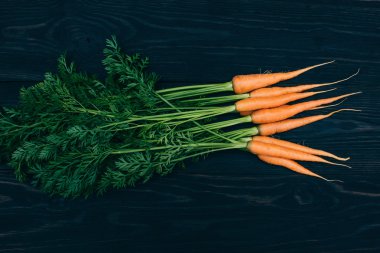 siyah arka plan üzerine genç havuç