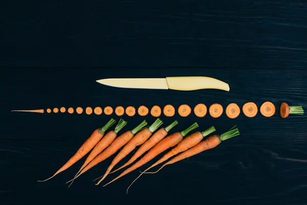 Giovani carote su sfondo nero — Foto Stock